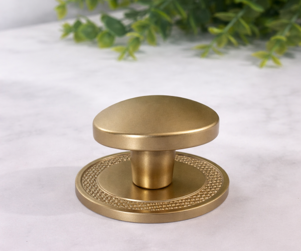 Pux. Beetle com base granada dourado matte